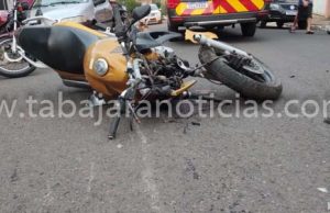 Câmera de vigilância flagra momento que moto bate de frente com caminhonete em Jacarezinho.