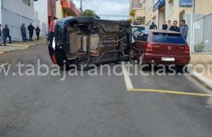 Carro tomba após motorista passar mal e bater contra carro parado no centro de Jacarezinho.