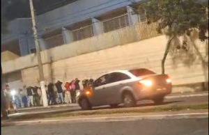 Motorista desobedece voz de abordagem, atropela uma Policial e foge mas é preso após acompanhamento tático em Jacarezinho.