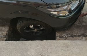 Descaso! bueiro aberto a vários meses causa acidente na Vila Silas em Jacarezinho.