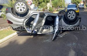 Carro capota após colidir com outro que estava estacionado no centro de Jacarezinho.