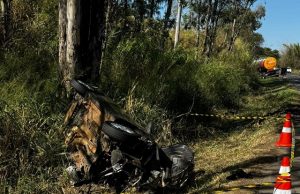 Cinco anos após perder marido em acidente de moto, mulher morre ao bater de frente com carreta na PR 092.