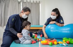 Projeto de extensão da UENP oferece fisioterapia respiratória para crianças em Jacarezinho.