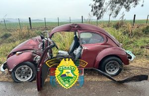 Fusca bate em arvore e deixa uma pessoa morta e outra ferida na PR 092, entre Santo Antônio e Barra do Jacaré.