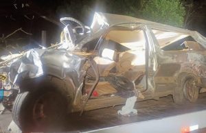 Carreta carregada com toras tomba e atinge carro deixando um morto e outro ferido na PR 422.