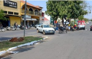 Motociclista fica ferido em acidente entre carro e moto na Vila Setti em Jacarezinho.