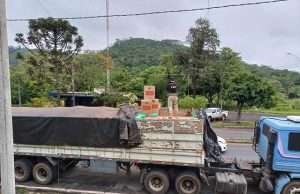 Policia Rodoviária Federal apreende carreta carregada com cigarros do Paraguai, na BR 153 em Santo Antônio da Platina.