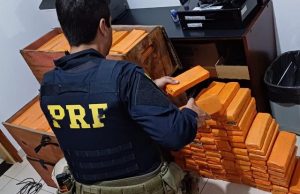 PRF apreende carregamento de maconha em Jacarezinho.