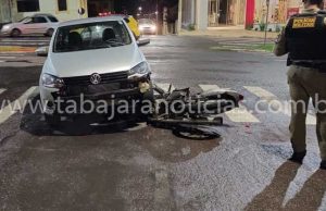 Moto vai parar em baixo de carro em acidente no centro de Jacarezinho.
