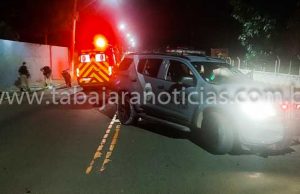 Motociclista com duas passageiras ambos sem capacete foge mas é pego pela ROTAM em Jacarezinho.