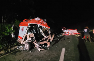 Paraná, Acidente com ambulância do Samu na BR-476 deixa quatro mortos no PR.