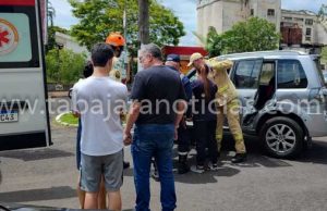 Pajero capota após ser atingida por Spin no centro de Jacarezinho, mãe e filho de seis anos ficaram feridos.