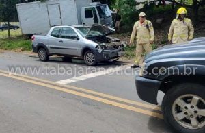 Motorista de caminhão passa mal, bate de frente e arrasta carro na PR 431, entrada do bairro Aeroporto em Jacarezinho.