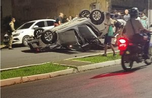 Carro capota após bater em carro estacionado no centro de Jacarezinho.