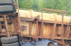 Carreta tomba em cima de carro, deixando dois mortos e um ferido na PR 092 em Joaquim Távora.