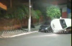 Mais um carro capota depois de bater em outro carro estacionado em Jacarezinho.