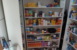 FISCALIZAÇÃO EM JACAREZINHO RESULTA EM PRISÃO E APREENSÃO DE MEDICAMENTOS EM SITUAÇÃO IRREGULAR.