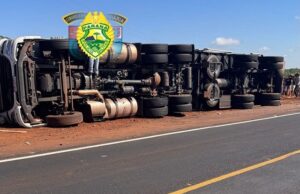 Motorista fica ferido em tombamento de carreta na PR 092 em Andirá.