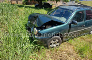 Carro perde os freios e colide com Van escolar na Vila Silas em Jacarezinho.