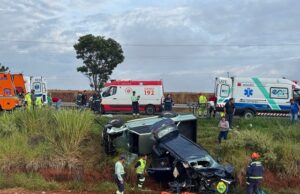 Colisão frontal entre duas caminhonetes deixa sete feridos na PR 092 em Wenceslau Braz.