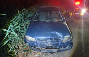 Motorista se evade após sair da pista e bater contra barranco na PR 431 em Jacarezinho.