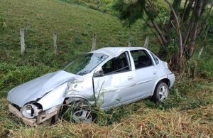 Motorista fica ferida e e transferida para Jacarezinho após capotar carro em Ribeirão Claro.