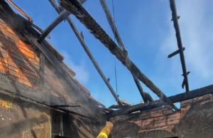 Casa abandonada pega fogo em Santo Antônio da Platina e mobiliza equipe dos bombeiros.