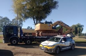 AÇÃO INTEGRADA DA PMPR E PMESP RECUPERA ESCAVADEIRA FURTADA EM CARLÓPOLIS.