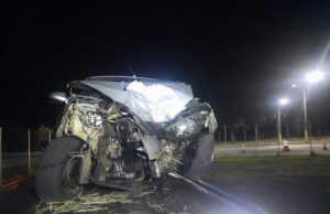 Motorista e passageiro ficam ferido após sair da pista e colidir com arvore na PR 092 em Santo Antônio da Platina.