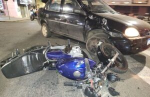 Câmeras registram acidente entre carro e moto no Centro de Jacarezinho, veja o vídeo do acidente.