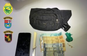Dois indivíduos são apreendidos por tráfico de drogas em Jacarezinho