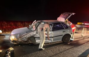 Grave acidente entre Gol e Uno deixa quatro pessoas feridas na PR-431 entre Jacarezinho e Cambara.