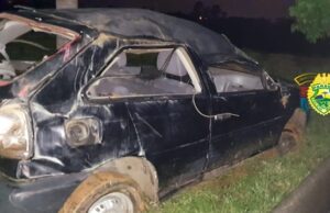 Capotamento deixa três pessoas gravemente feridas na PR-424 em Siqueira Campos