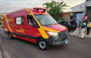 Carro bate em arvore e deixa avó e neto feridos em Jacarezinho.