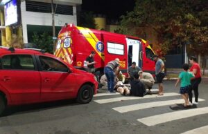 Duas pessoas ficam feridas em acidente entre carro e moto na rotatória das avenidas no centro de Jacarezinho.