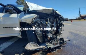 Passageiro é ejetado pra fora de caminhão em acidente no trevo da BR 153 coma PR 431 em Jacarezinho.