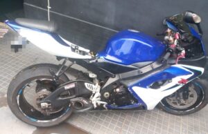 P.M. recupera motocicleta furtada e apreende adolescentes em jacarezinho matéria com vídeo do furto.