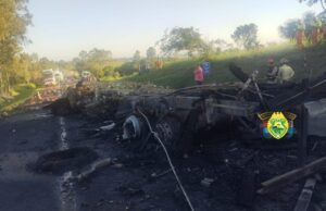 Colisão entre dois caminhões deixa motorista morto na PR-092 em Guapirama