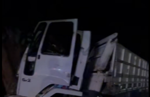 Caminhoneiro fica gravemente ferido após colisão entre dois caminhões e árvore na BR-369, em Bandeirantes