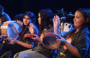 Alunos do projeto Musicou Jacarezinho fazem apresentação aberta ao público