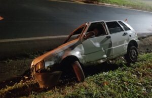 Carro é encontrado abandonado após acidente no trevo do Santo na BR 153 em Jacarezinho.