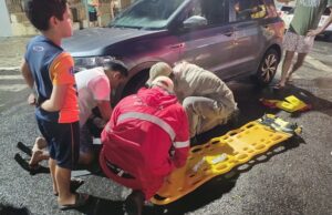 Motociclista fica ferida ao sofrer queda de moto na Avenida Manoel ribas no centro de Jacarezinho.