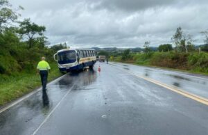Acidente entre um caminhão, um ônibus e duas caretas deixa dois feridos na BR 153 em Jacarezinho.