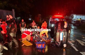 Duas pessoas vão parar em baixo de carro após acidente entre carro e moto em Jacarezinho.