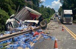 POLICIAIS MILITARES DO PARANÁ SALVAM MOTORISTA EM ACIDENTE NA BR-153, SANTO ANTÔNIO DA PLATINA/PR.
