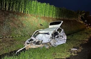 Grave colisão frontal deixa um adolescente e um jovem mortos e outro ferido, na PRC-272, em Tomazina