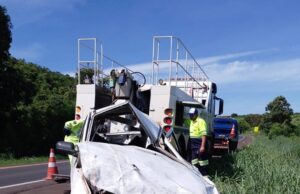 Capotamento na BR-153 deixa três pessoas gravemente feridas em Santo Antônio da Platina