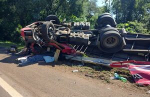Motorista morre após tombar carreta na BR 153, entre Jacarezinho e Santo Antônio.