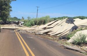 Carreta carregada de MDF, tomba e interdita PR 092 entre Santo Antônio e Barra do Jacaré.