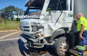 Acidente entre dois caminhões na BR 153 em Jacarezinho.